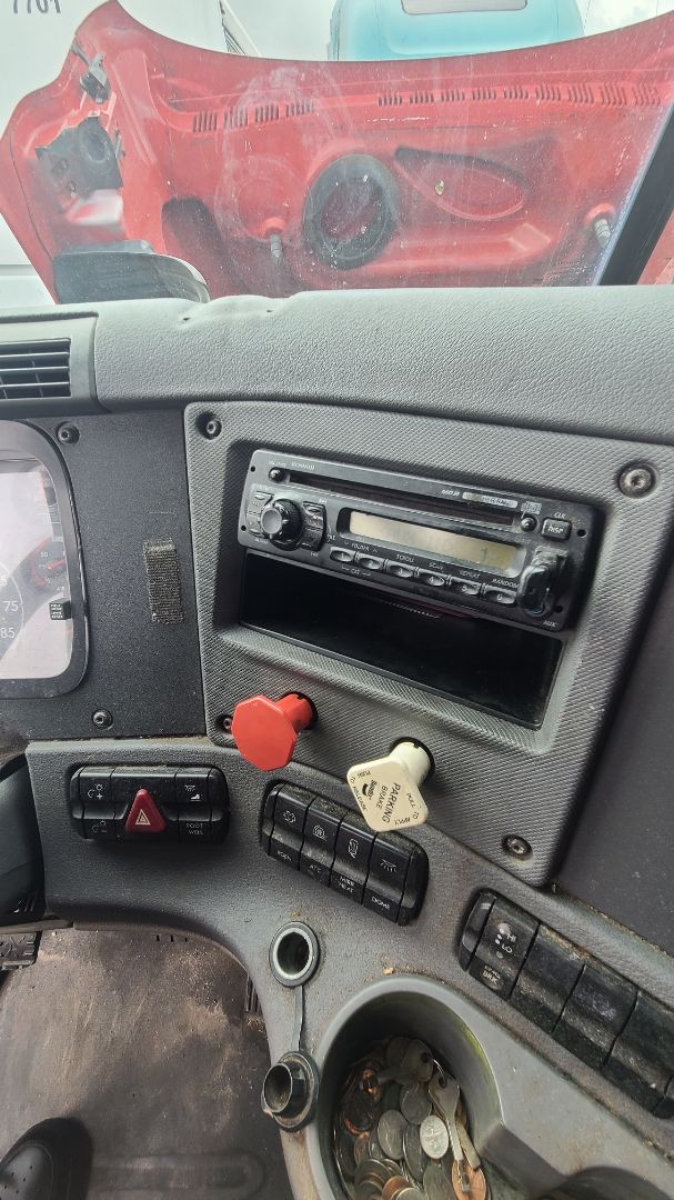 2012 FREIGHTLINER Cascadia - Image 11